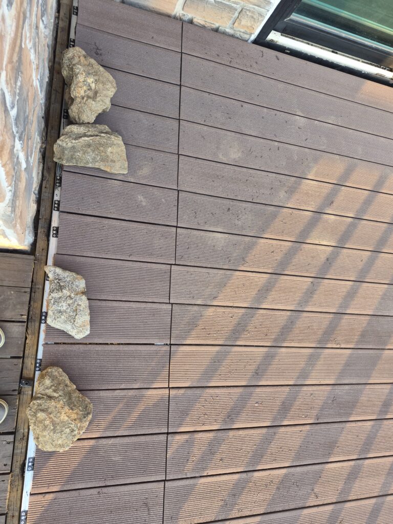 이중장선 위 테두리 마감 처리한 데크 측면 — DIY 마감 결과