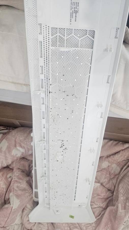 분해한 에어컨 패널에 검은 곰팡이 반점이 퍼져 있는 모습 — 무분해 세정제로는 닿지 않는 부위