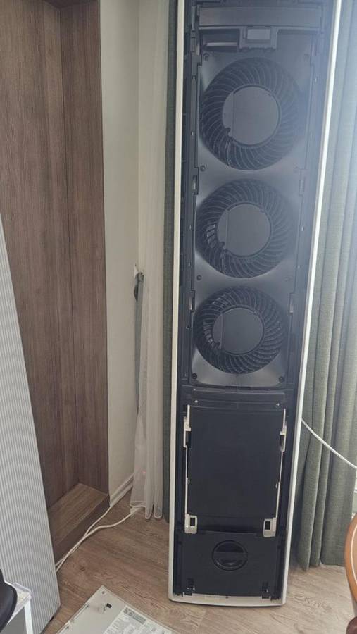 전면 패널을 분리한 삼성 스탠딩 에어컨, 무풍 회전 팬 3개가 노출된 모습