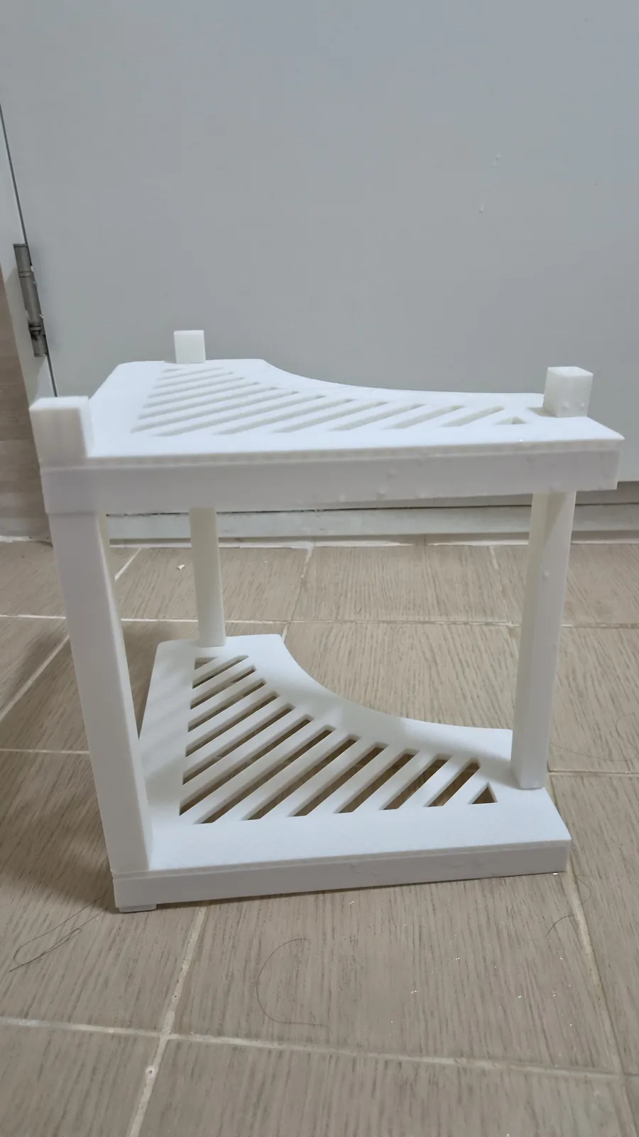 3D프린트 DIY 완성본 정면. 흰색 2단 슬릿 선반과 기둥