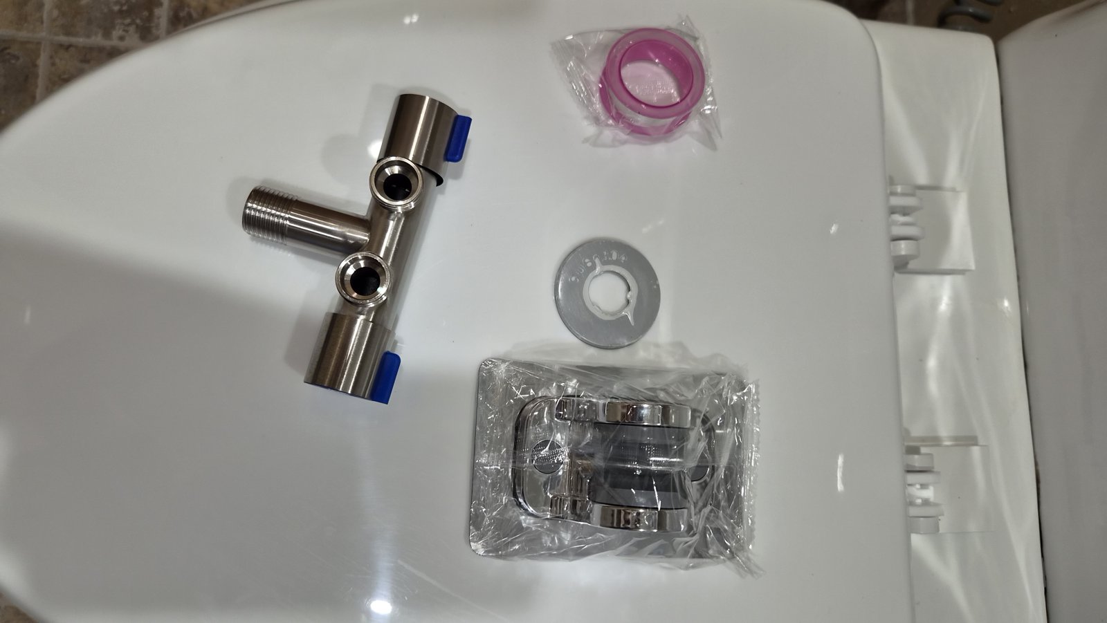 변기 뚜껑 위에 남겨 둔 T자 밸브, 거치대, 테프론 테이프